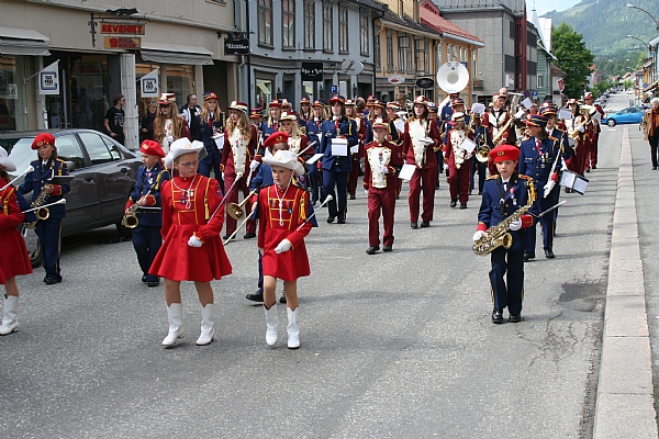 parade i Lillehammer sentrum sammen Ranheim skole korps.<br>foto:Rolf E. Larsen