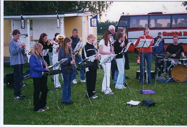 musikantene øver til konsertprogrammet på campingplassen